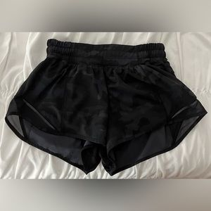 Lululemon Hotty Hot Low-Rise Lined Short 2.5”